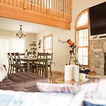 Luxury Getaway In Woods, Jacuzzi, Hot Tub, Pool