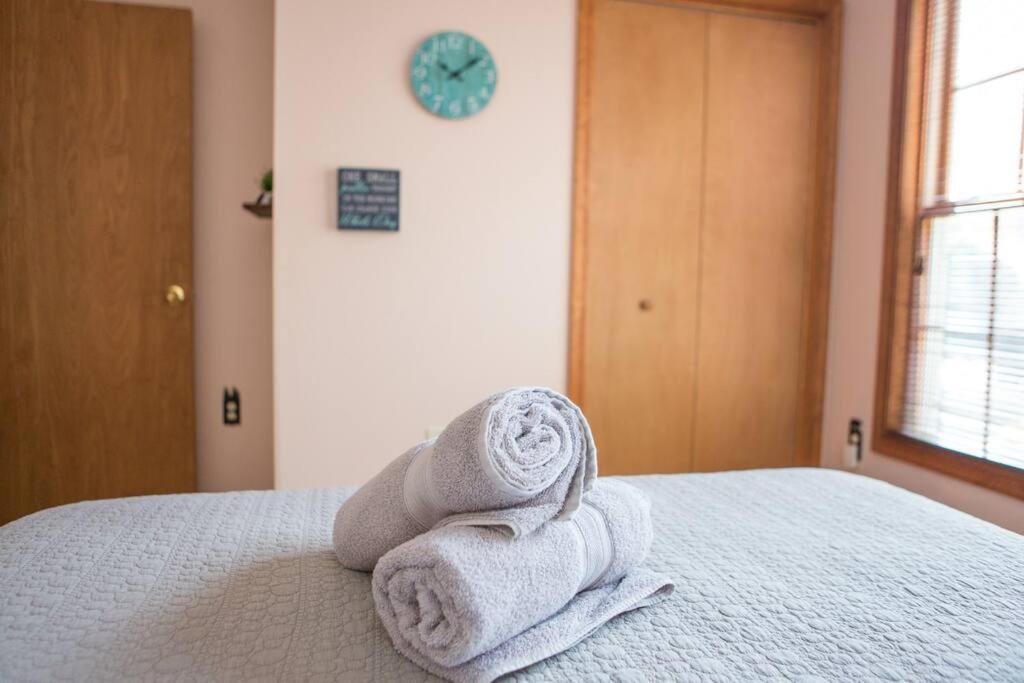 Holiday home Luxury Getaway In Woods, Jacuzzi, Hot Tub, Pool Bushkill