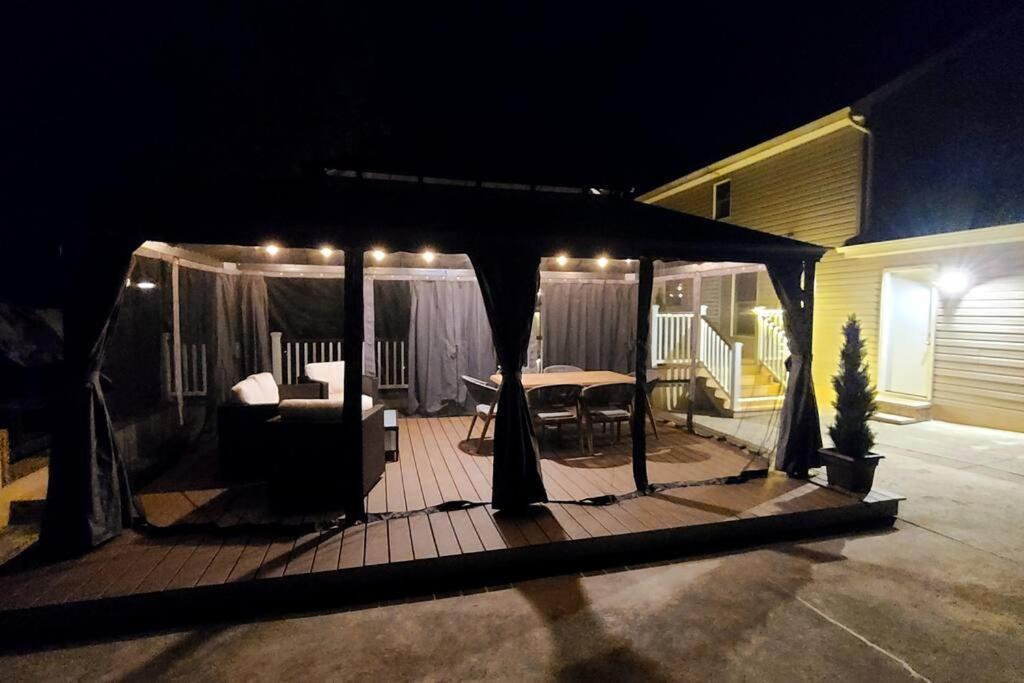 Luxury Getaway In Woods, Jacuzzi, Hot Tub, Pool Holiday home