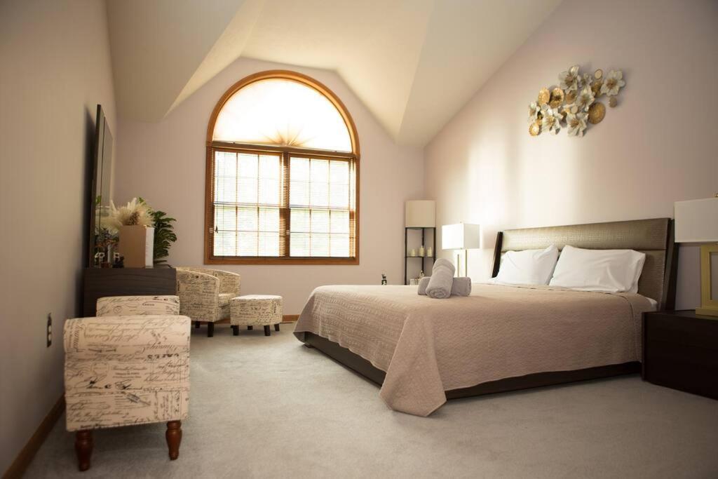 Holiday home Luxury Getaway In Woods, Jacuzzi, Hot Tub, Pool Bushkill