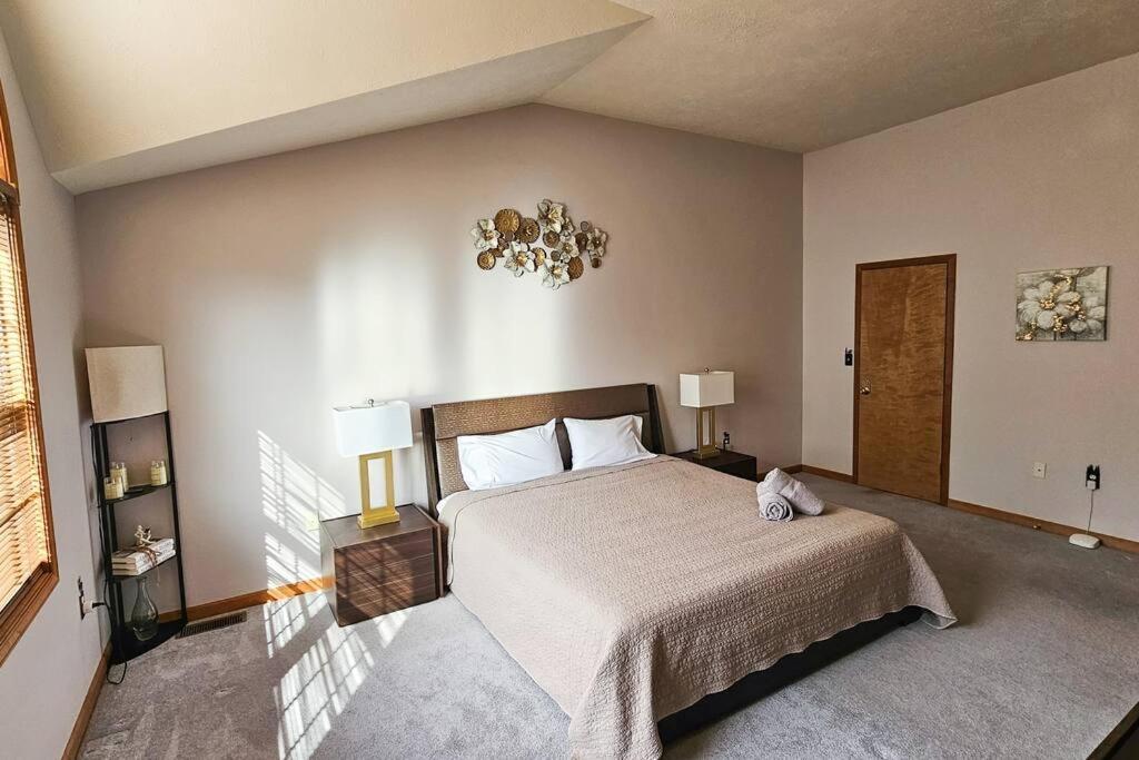 Luxury Getaway In Woods, Jacuzzi, Hot Tub, Pool * Bushkill