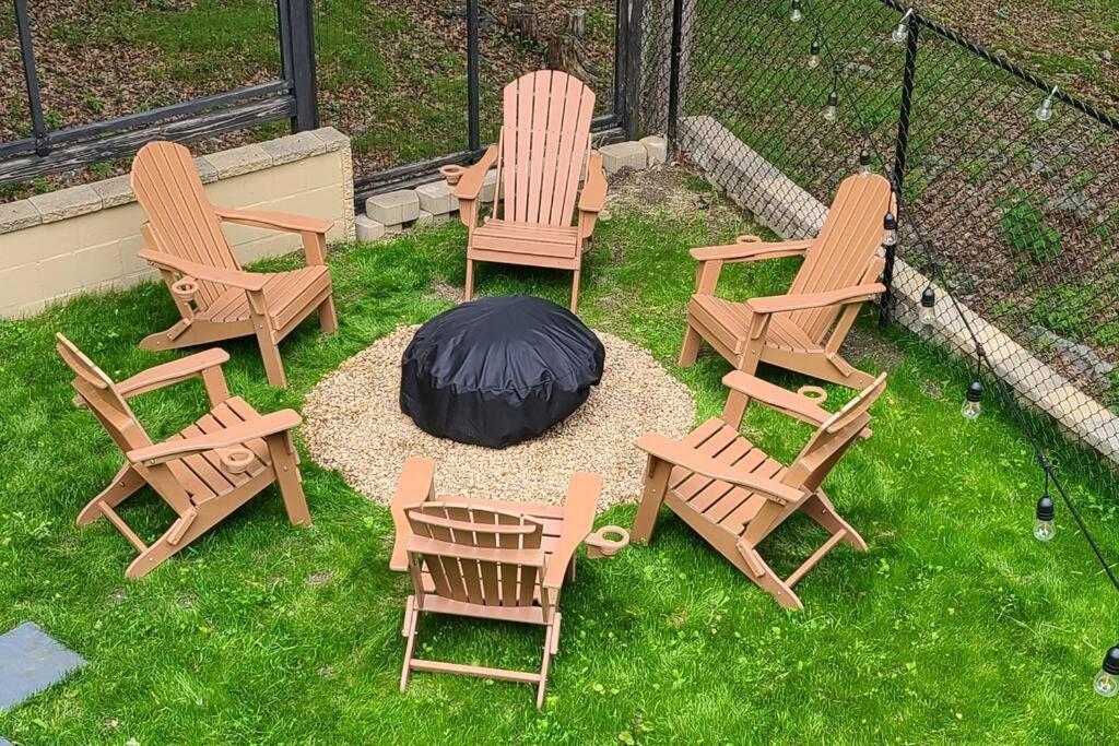 Luxury Getaway In Woods, Jacuzzi, Hot Tub, Pool Holiday home Bushkill