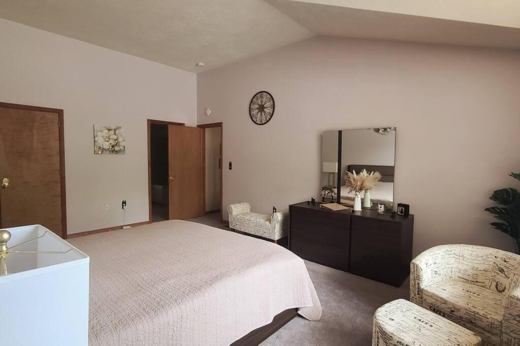 Luxury Getaway In Woods, Jacuzzi, Hot Tub, Pool