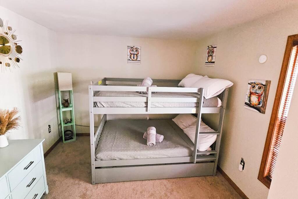 Luxury Getaway In Woods, Jacuzzi, Hot Tub, Pool * Bushkill