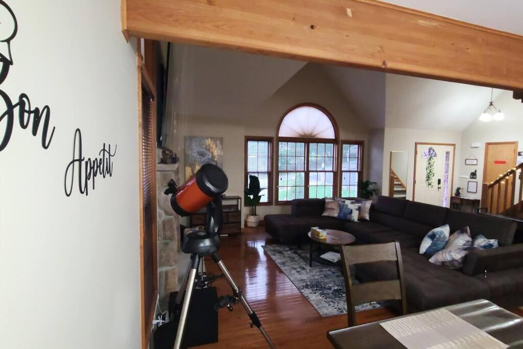 Luxury Getaway In Woods, Jacuzzi, Hot Tub, Pool * Bushkill