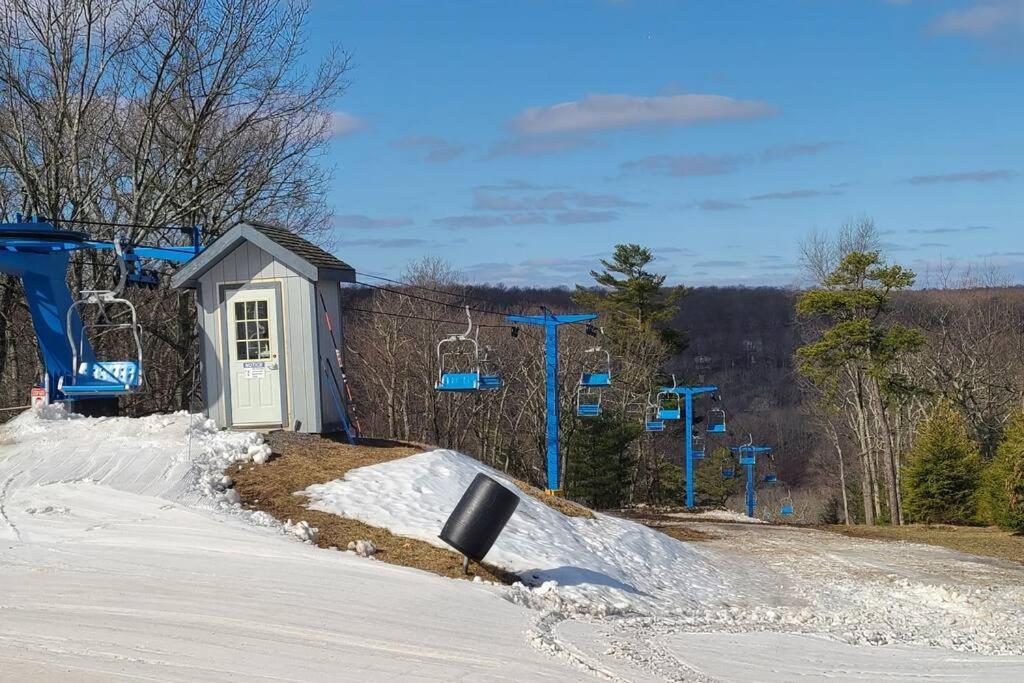 Luxury Getaway In Woods, Jacuzzi, Hot Tub, Pool * Bushkill