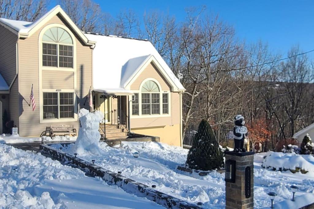 Luxury Getaway In Woods, Jacuzzi, Hot Tub, Pool Holiday home *