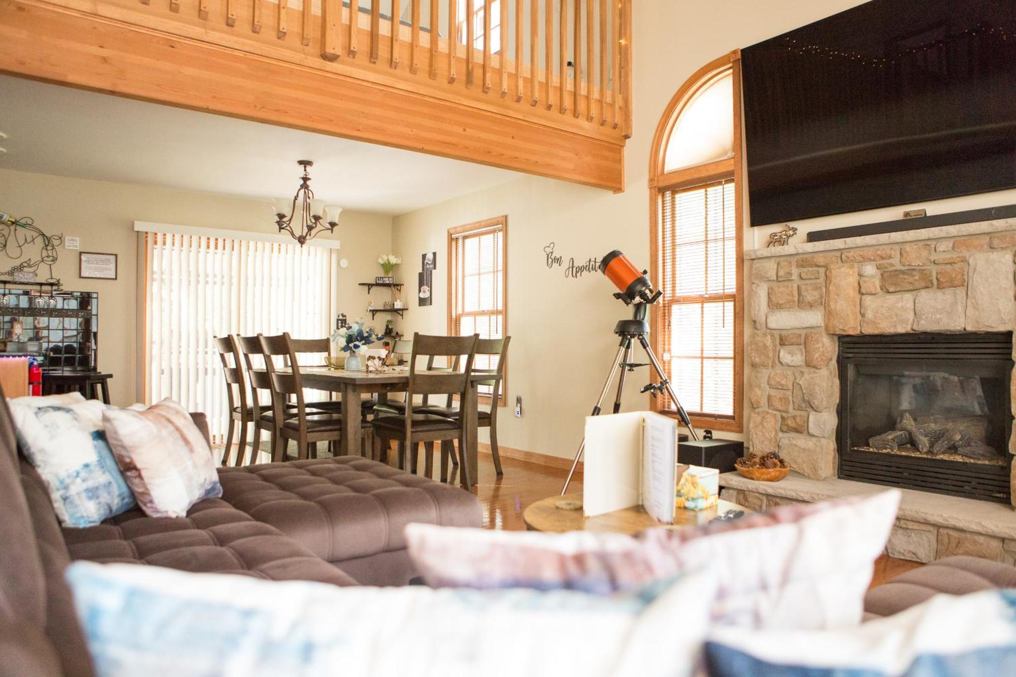 Luxury Getaway In Woods, Jacuzzi, Hot Tub, Pool Bushkill