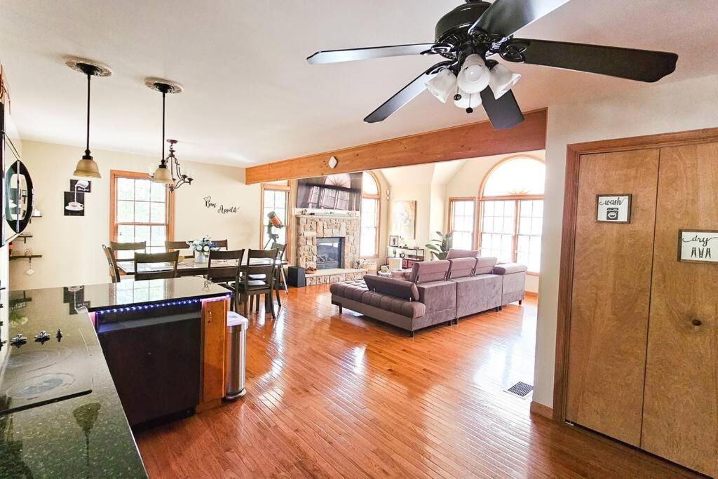 Holiday home Luxury Getaway In Woods, Jacuzzi, Hot Tub, Pool Bushkill