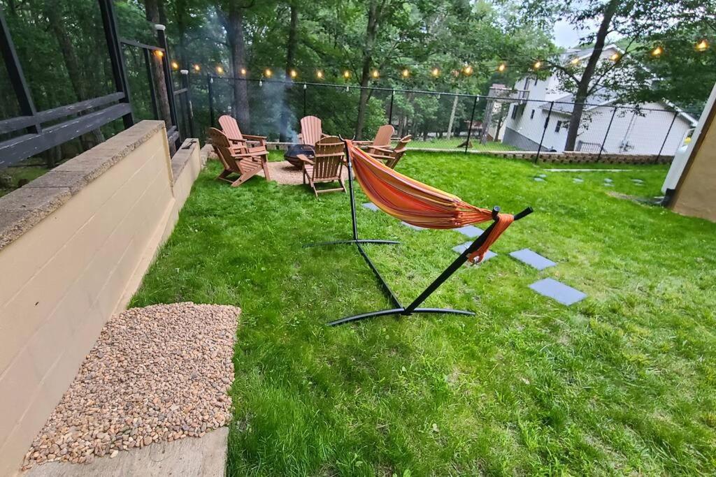 Luxury Getaway In Woods, Jacuzzi, Hot Tub, Pool Bushkill