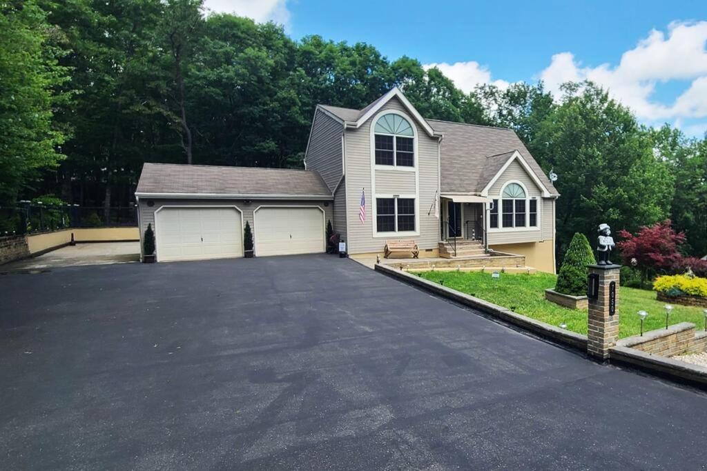 Luxury Getaway In Woods, Jacuzzi, Hot Tub, Pool * Bushkill