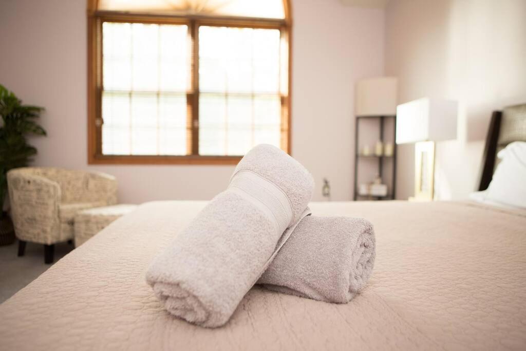 Luxury Getaway In Woods, Jacuzzi, Hot Tub, Pool * Bushkill