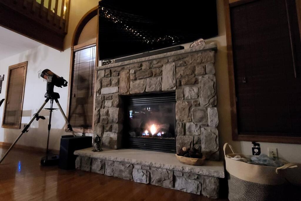 Luxury Getaway In Woods, Jacuzzi, Hot Tub, Pool Bushkill