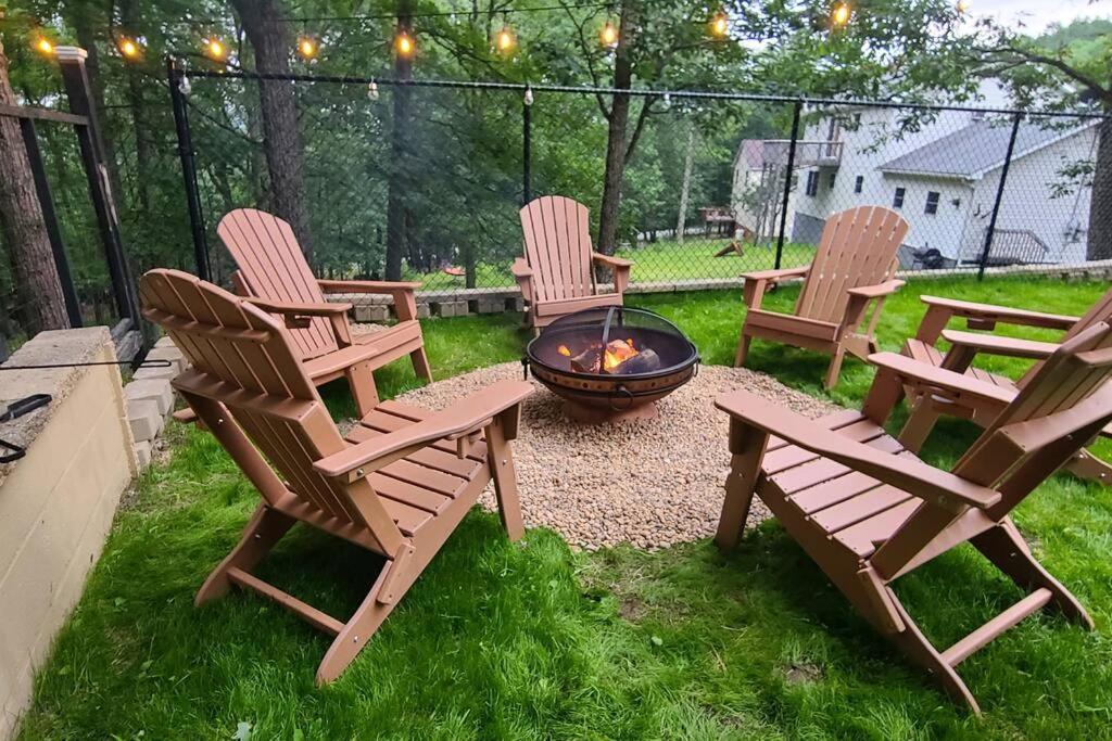 Luxury Getaway In Woods, Jacuzzi, Hot Tub, Pool Holiday home *