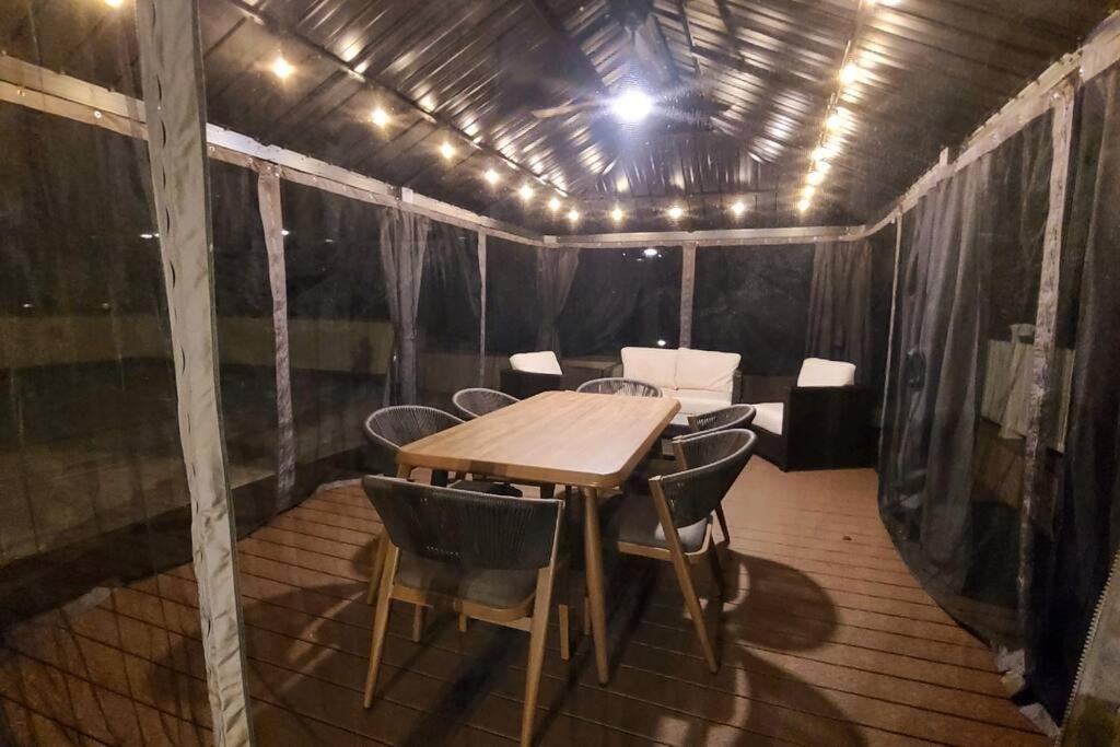 Luxury Getaway In Woods, Jacuzzi, Hot Tub, Pool Bushkill