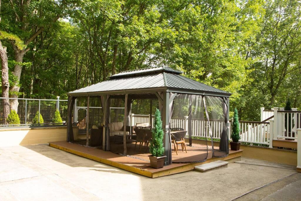 Luxury Getaway In Woods, Jacuzzi, Hot Tub, Pool Holiday home Bushkill