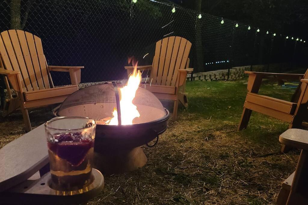 Luxury Getaway In Woods, Jacuzzi, Hot Tub, Pool Holiday home *