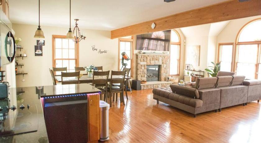 Luxury Getaway In Woods, Jacuzzi, Hot Tub, Pool * Bushkill