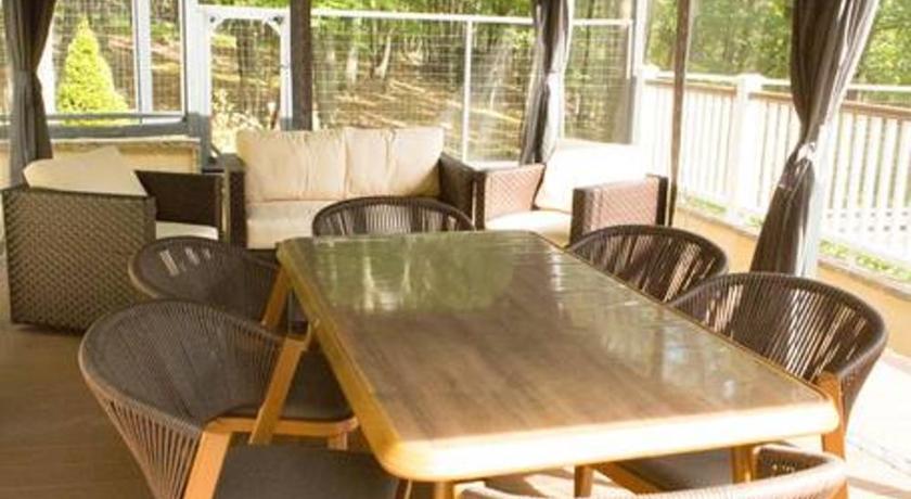 Luxury Getaway In Woods, Jacuzzi, Hot Tub, Pool Holiday home Bushkill