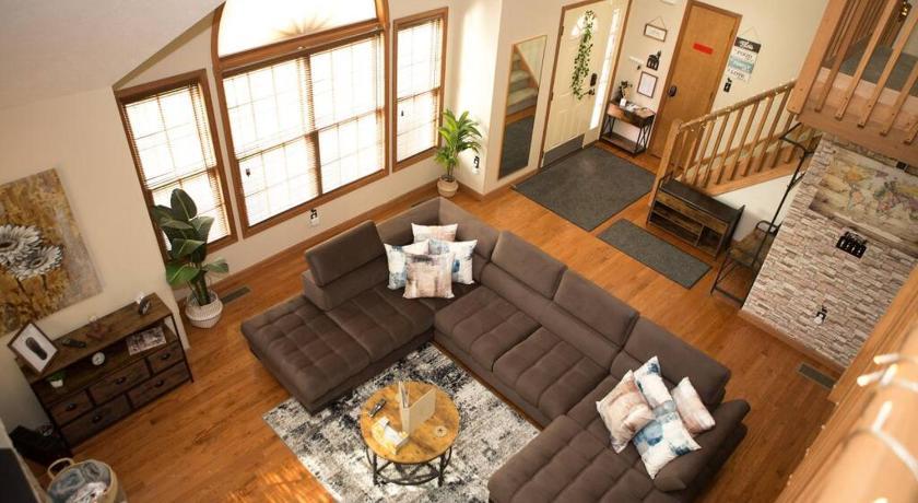 Luxury Getaway In Woods, Jacuzzi, Hot Tub, Pool * Bushkill