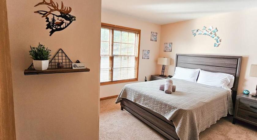 Luxury Getaway In Woods, Jacuzzi, Hot Tub, Pool Holiday home Bushkill